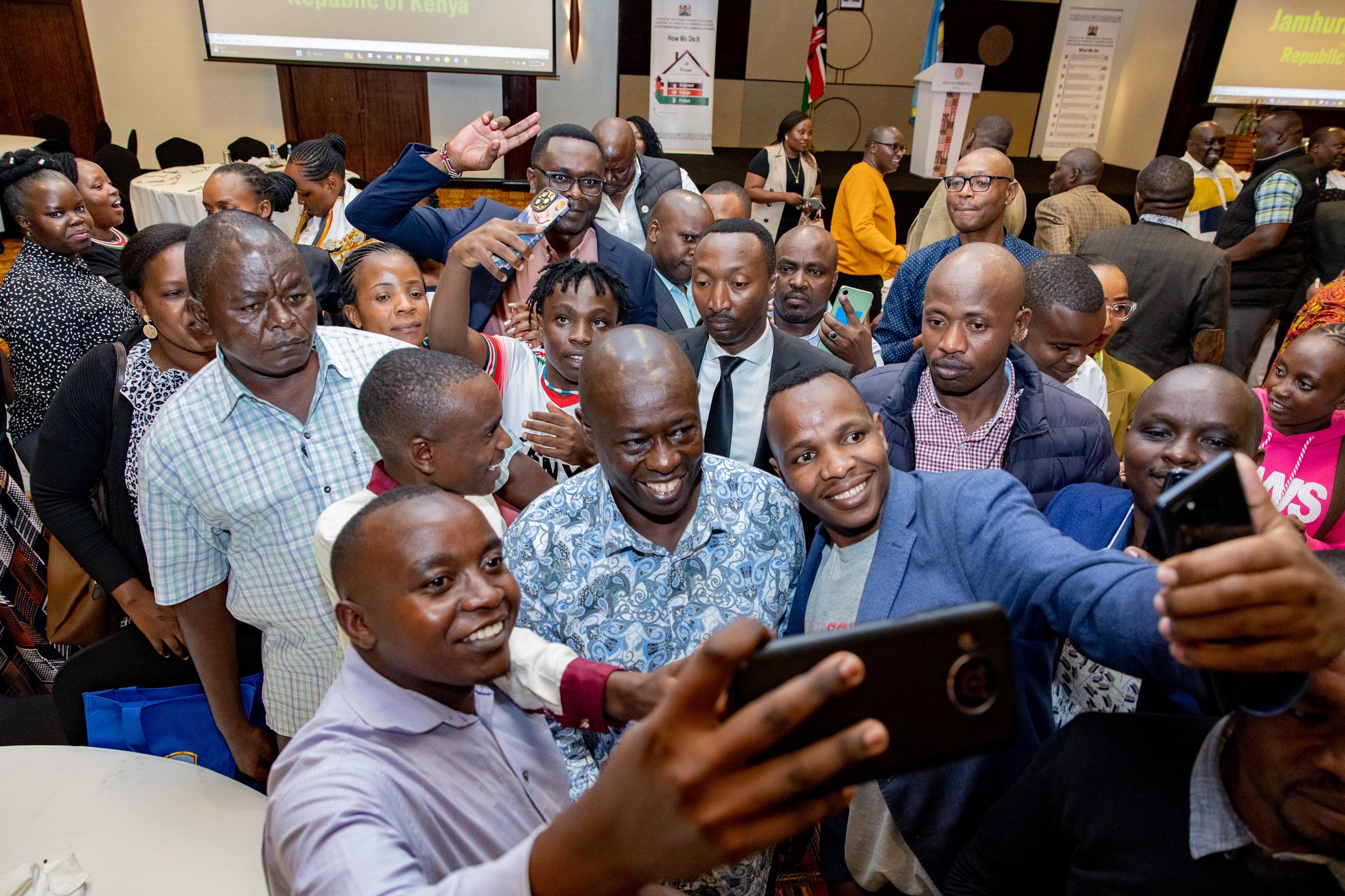 Kenyans in Rwanda take selfies with DP Gachagua