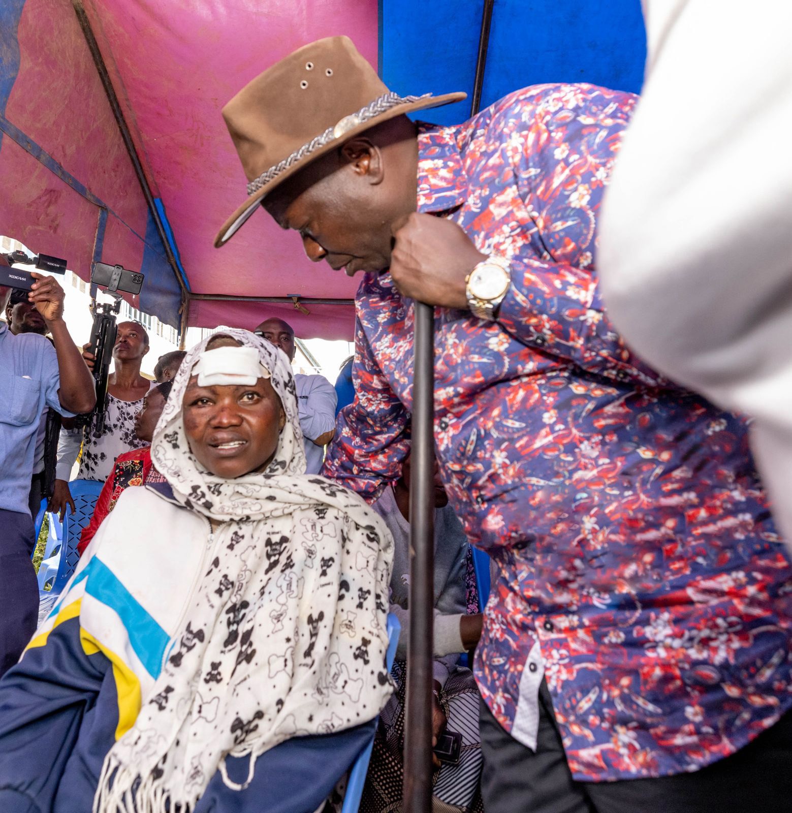 DP Gachagua comforts a survivor of the Maai Mahiu floods. 