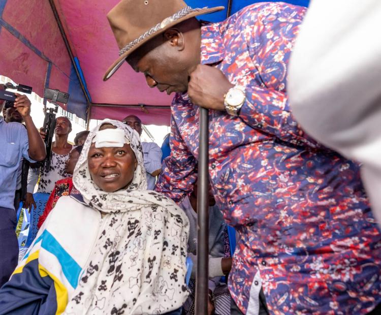 DP Gachagua comforts a survivor of the Maai Mahiu floods. 